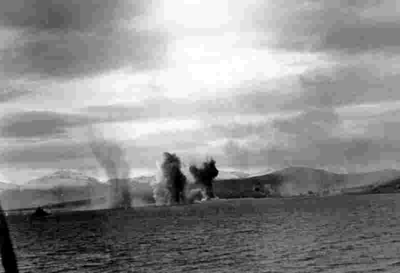 Début du bombardement du Tirpitz