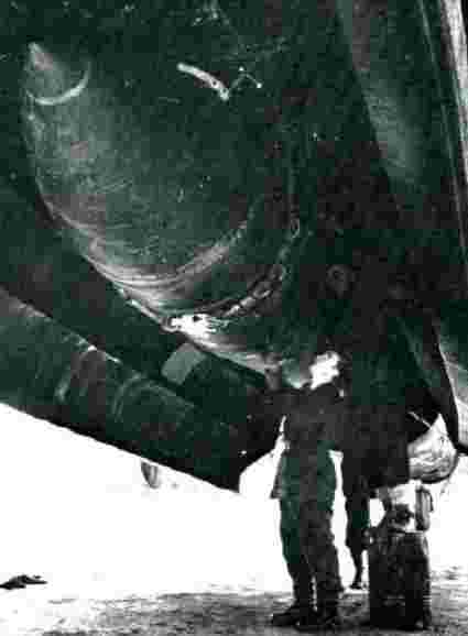 Une bombe Tall-Boy dans la soute d'un Lancaster.