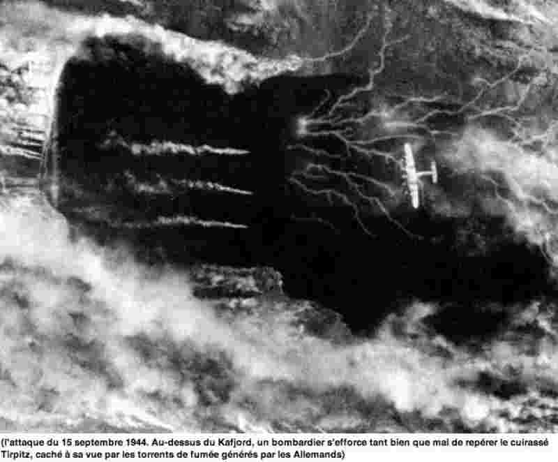 Un bombardier Lourd Lancaster, au dessus du Tirpitz